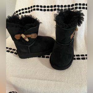 Toddler Ugg boots size 6 black